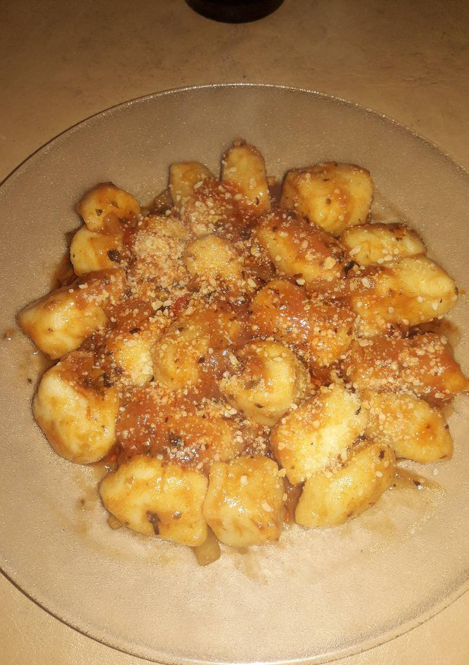Una foto de Ñoquis de papa con salsa roja