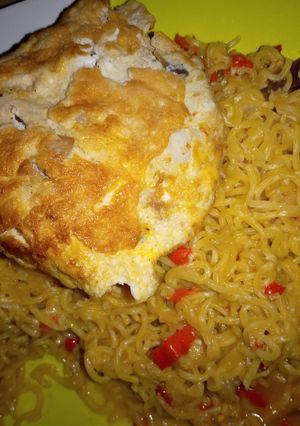 A picture of Noodles and fried egg.