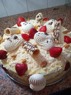 Una foto de SWEET STRAWBERRY CAKE 🍰🍓🍰
