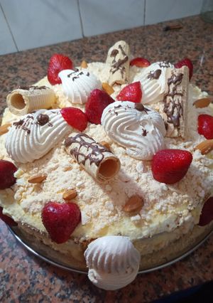 Una foto de SWEET STRAWBERRY CAKE 🍰🍓🍰