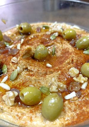 Una foto de Hummus con un toque