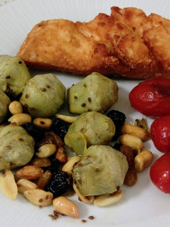 Una foto de Salmón frito y salteado de alcachofas con frutos secos y anís