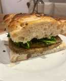 Focaccia con milanesa de berenjena