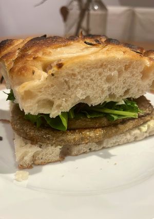Una foto de Focaccia con milanesa de berenjena