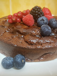 Una foto de Bizcocho de chocolate y frutos rojos