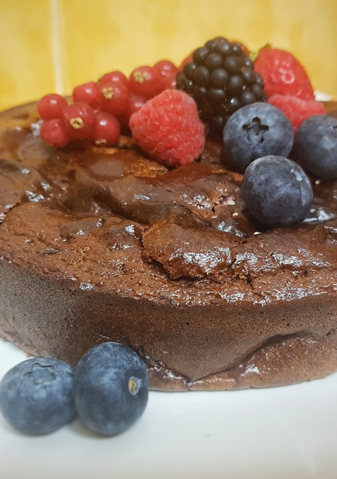 Una foto de Bizcocho de chocolate y frutos rojos