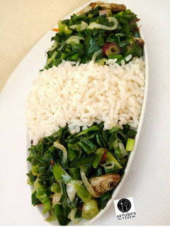 A picture of Spring onions and fish sauce.
