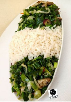 A picture of Spring onions and fish sauce.