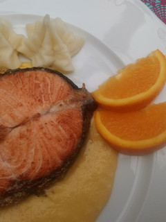 Una foto de Salmón a la plancha con salsa de naranja