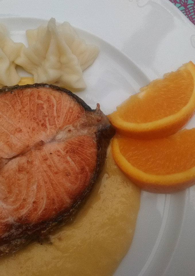 Una foto de Salmón a la plancha con salsa de naranja 