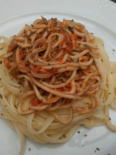 Una foto de Tallarines con gulas