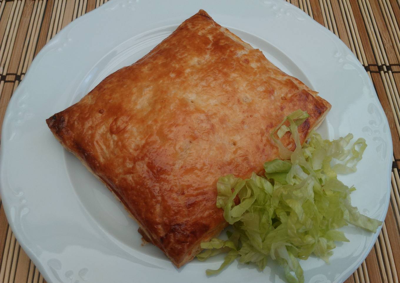 HOJALDRE DE POLLO CON  BECHAMEL