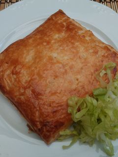 Una foto de HOJALDRE DE POLLO CON BECHAMEL