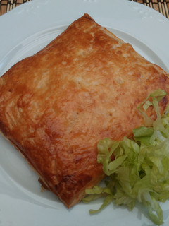Una foto de HOJALDRE DE POLLO CON BECHAMEL