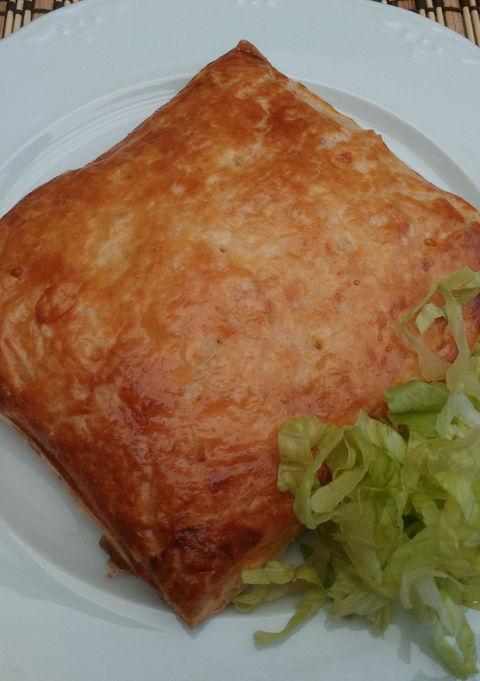Una foto de HOJALDRE DE POLLO CON BECHAMEL