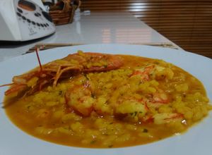Una foto de Arroz caldoso con gambones