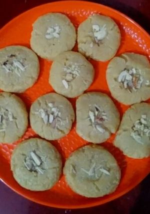 बिना बेक किए बिस्कुट (Bina bake kiye biscuit recipe in hindi) रेसिपी मुख्य फोटो