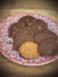 Una foto de Galletas de almendras con chocolate —Moscovitas—