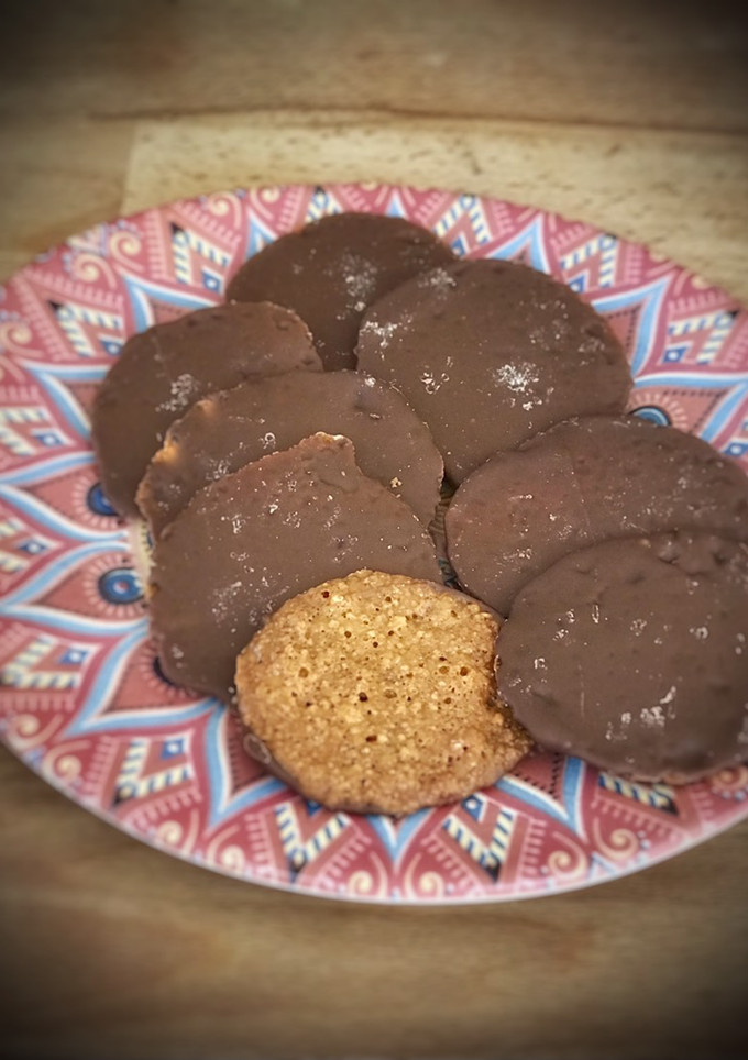 Una foto de Galletas de almendras con chocolate —Moscovitas—