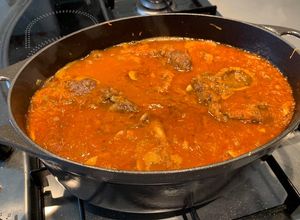 Una foto de Ossobuco a la Milanesa en Salsa de Tomate y Hongos
