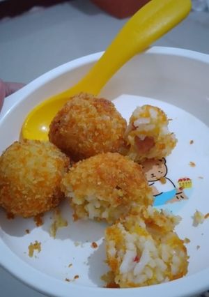 Foto resep MPASI 12m+ Bola-bola nasi mudah enak