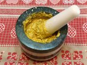 Una foto di pesto fiori di zucca