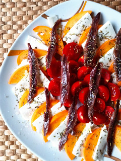 Una foto de Ensalada de tomatitos cherry y melocotón