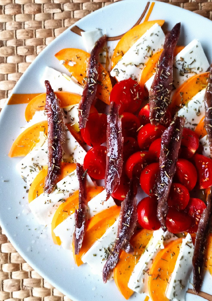 Una foto de Ensalada de tomatitos cherry y melocotón