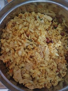 પાપડ પૌંઆ ચેવડો (Papad Paua Chevdo Recipe In Gujarati) રેસીપી મુખ્ય ફોટો