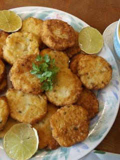 Una foto de Tortitas de coliflor con cebollino, lima y queso Pecorino