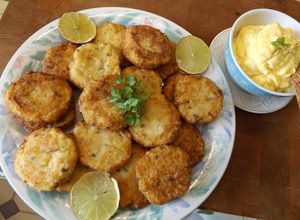 Foto principal de Tortitas de coliflor con cebollino, lima y queso Pecorino