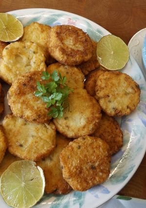 Una foto de Tortitas de coliflor con cebollino, lima y queso Pecorino