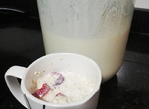 Una foto de Kumis natural con fresas y avena