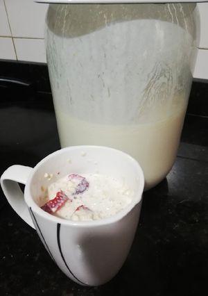Una foto de Kumis natural con fresas y avena