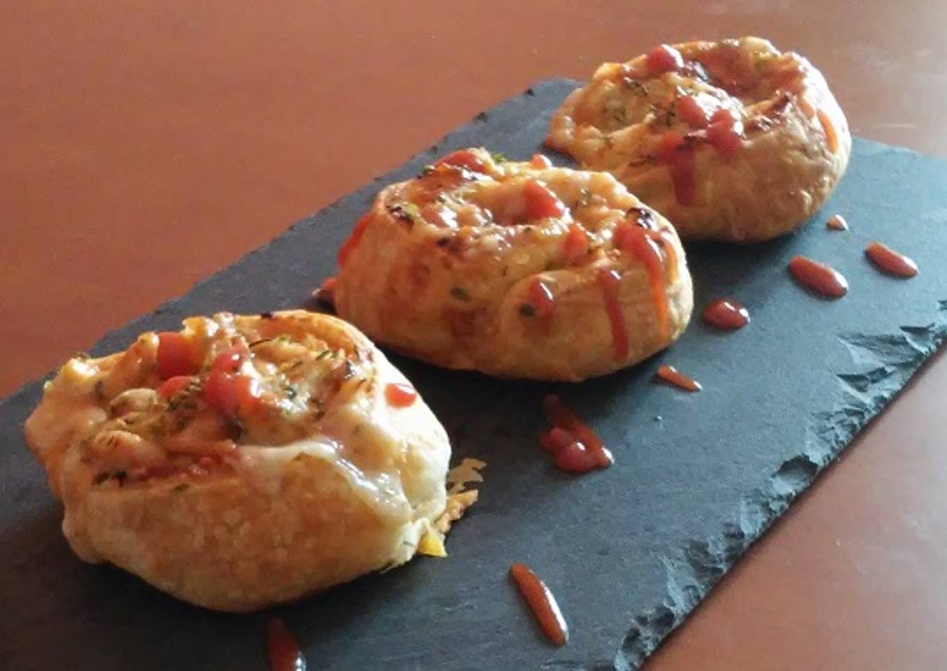 Hojaldrado de pollo a la barbacoa