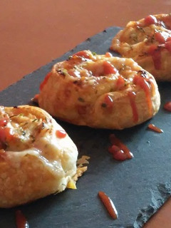 Una foto de Rollitos de hojaldre rellenos de pollo a la barbacoa