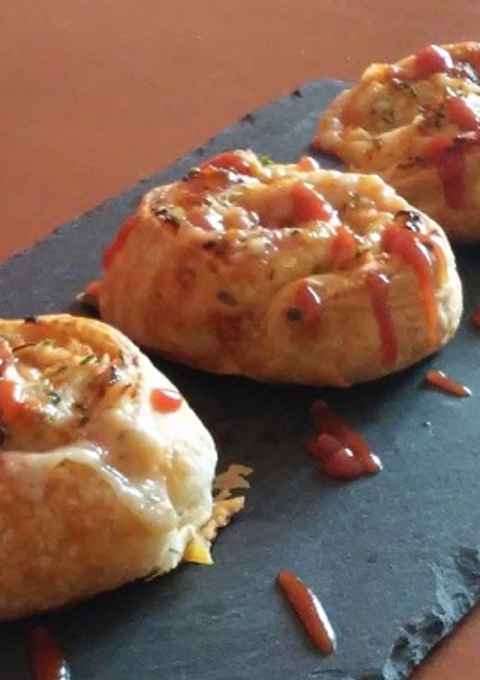 Una foto de Rollitos de hojaldre rellenos de pollo a la barbacoa