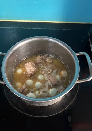 Hình của món Thịt ba chỉ/sườn ba chỉ kho trứng nước.
