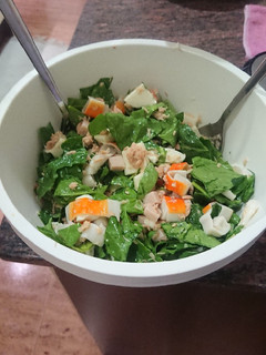Una foto de Ensalada de espinacas frescas