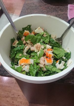 Una foto de Ensalada de espinacas frescas