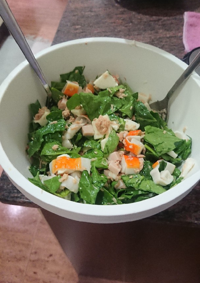 Una foto de Ensalada de espinacas frescas