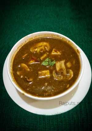 A picture of Spinach Curry with mushroom and paneer cottage cheese.