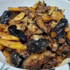 A picture of Aloo baigan sabzi.