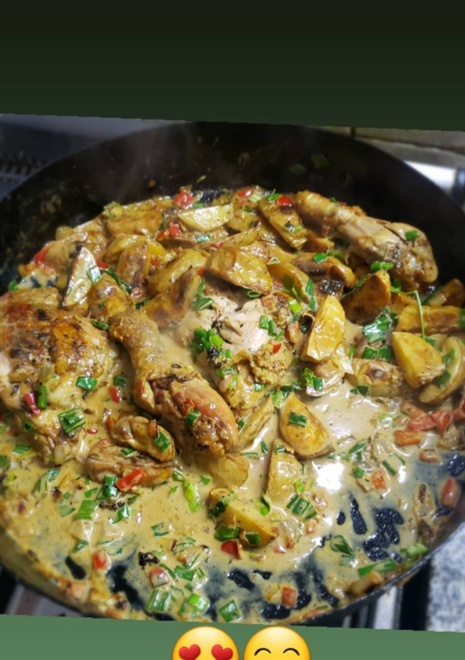 Una foto de Pollo a la crema y verdeo con papas