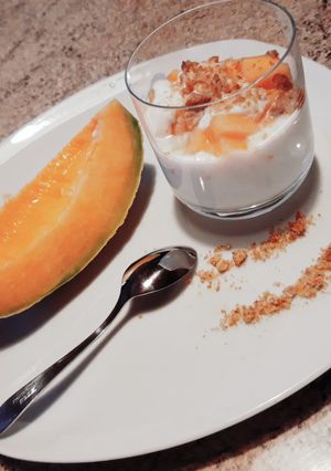 Foto di Yogurt con melone e granella di biscotto ai cereali !!