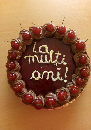 O poză a rețetei Tort cu ganache de ciocolată și inserție de vișine.