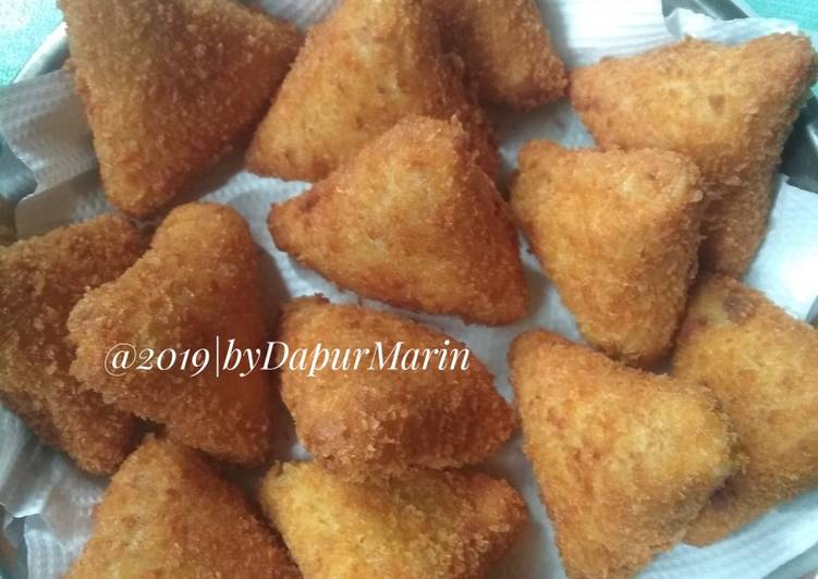 93. Risoles isi Cream Ragout bentuk segitiga