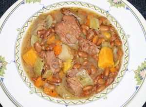 Una foto de POROTOS HALLADOS ESTOFADOS CON COSTILLITAS DE CERDO. JON STYLE