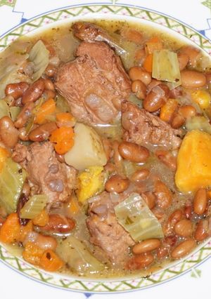 Una foto de POROTOS HALLADOS ESTOFADOS CON COSTILLITAS DE CERDO. JON STYLE
