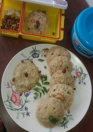 रवा वेज इडली /इंस्टेंट इडली (Rawa veg idli /instant idli recipe in hindi) रेसिपी मुख्य फोटो